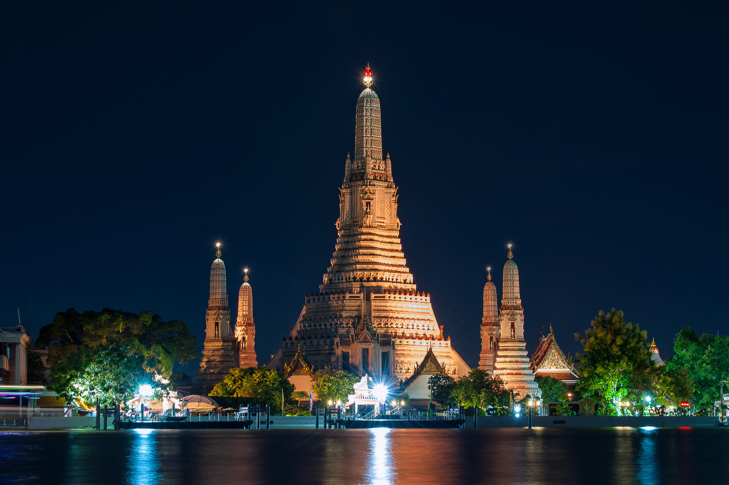Wat Arun à Bangkok au bord du fleuve Chao Phraya