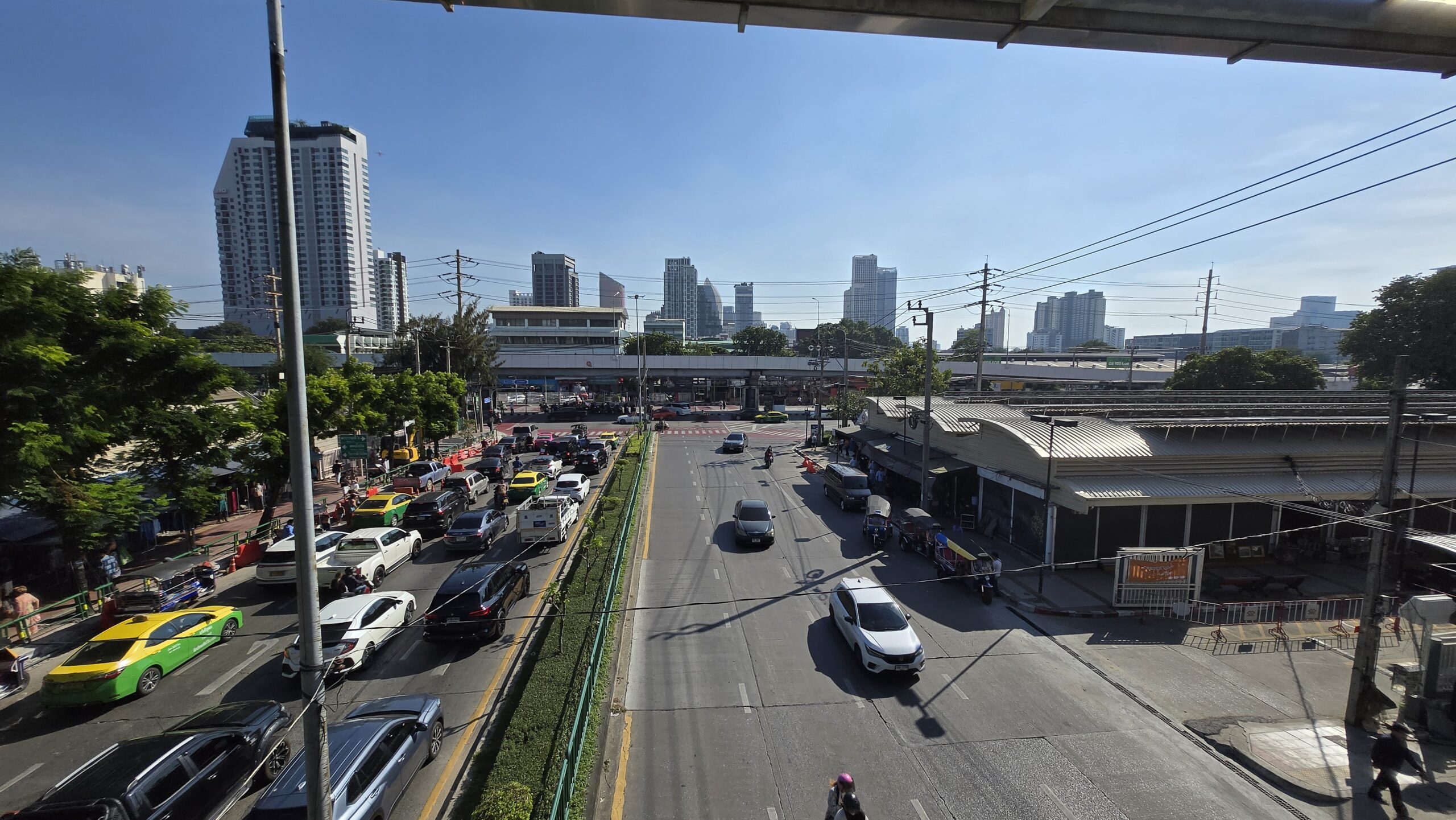 Allée du marché de Chatuchak à Bangkok