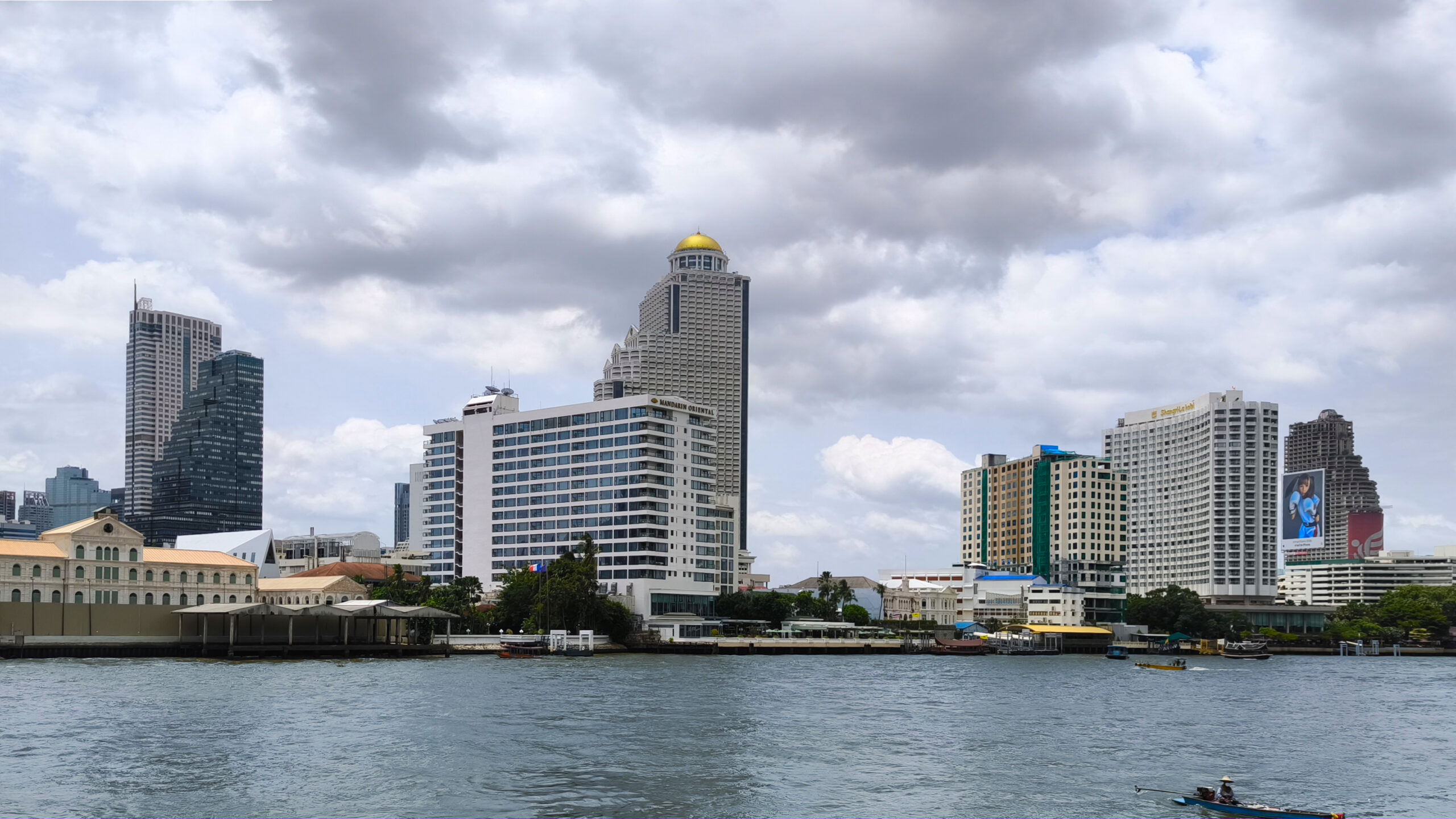 Skyline de Bangkok au bord du fleuve Chao Phraya