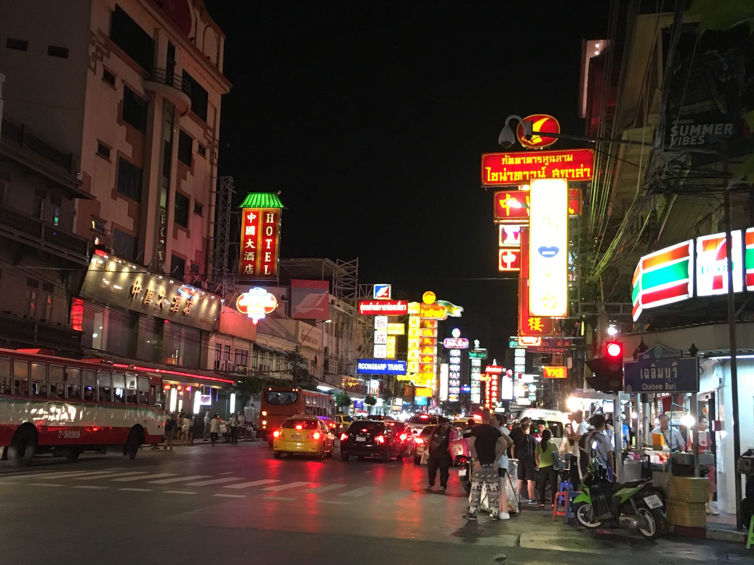 Yaowarat Road à Bangkok de nuit avec enseignes lumineuses